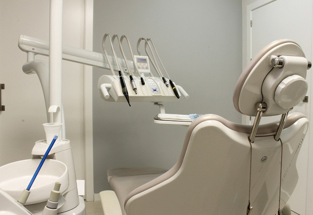 Lęk przed stomatologią – czy można iść do pracy po wyrwaniu zęba?
