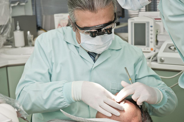 Na czym polega proces ozonowego usuwania zęba i jak go wykonać?