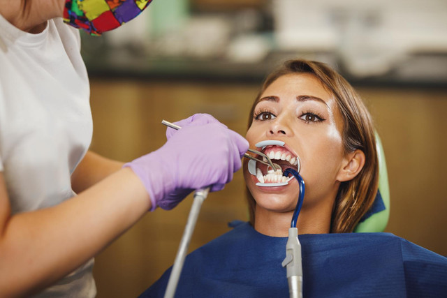 Porażenie nerwu twarzowego po znieczuleniu zęba – objawy i leczenie