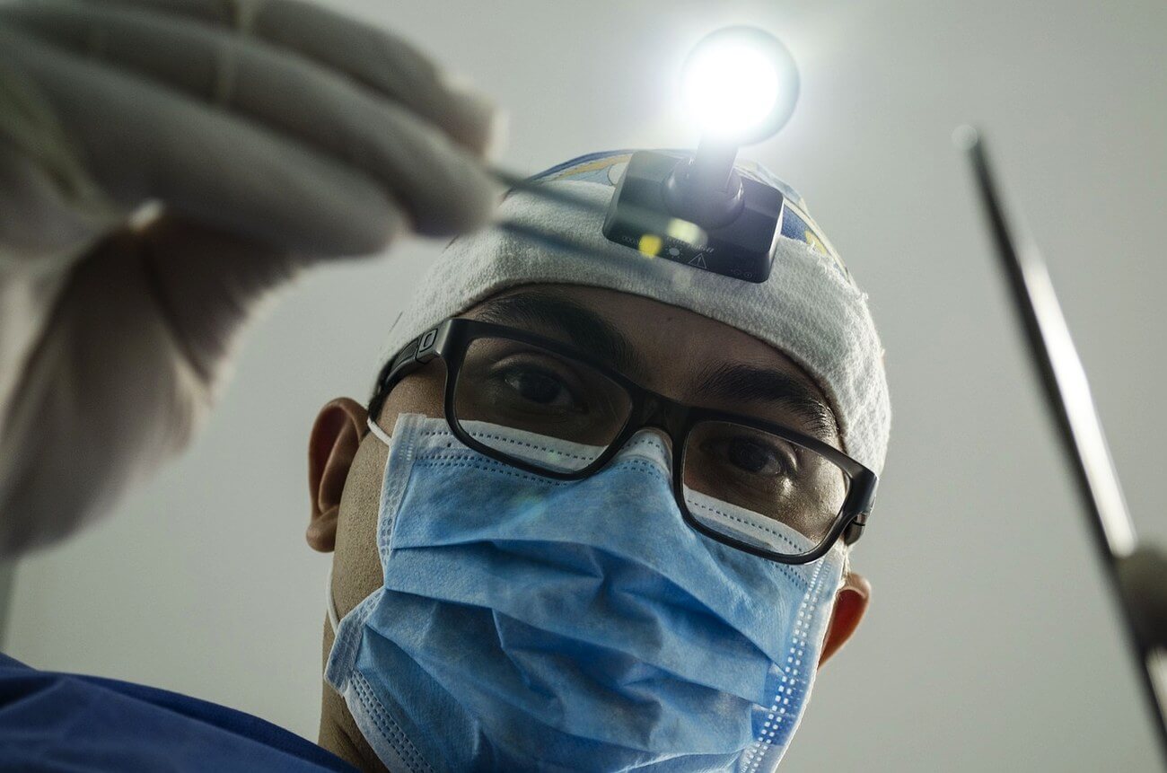 Jak odzyskać uśmiech dzięki implantom zębowym?